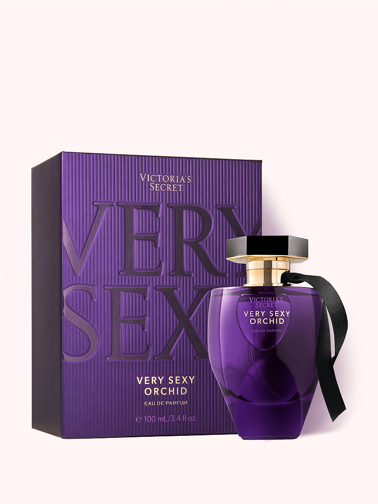 ویکتوریا سکرت Very Sexy Orchid ۱۰۰ میلی‌لیتر، نمای کامل بطری کنار جعبه — دارامُد