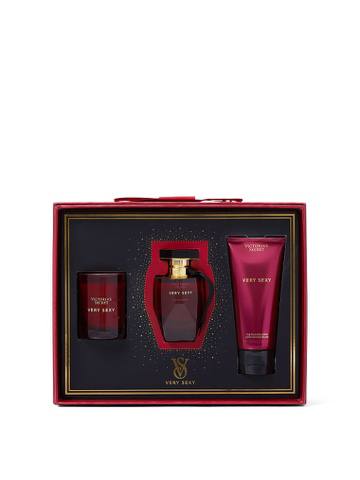 ویکتوریا سکرت Very Sexy، پک هدیه کنار شمع عطری در نمای نزدیک — دارامُد