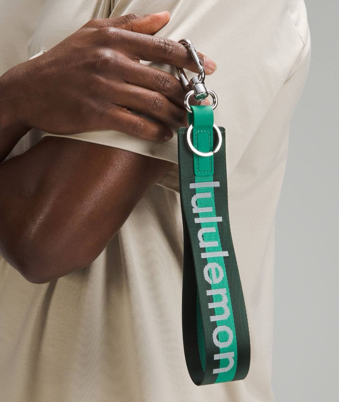 آویز سبز و مشکی Lululemon