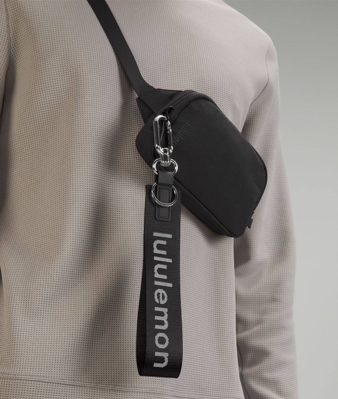 آویز مشکی Lululemon