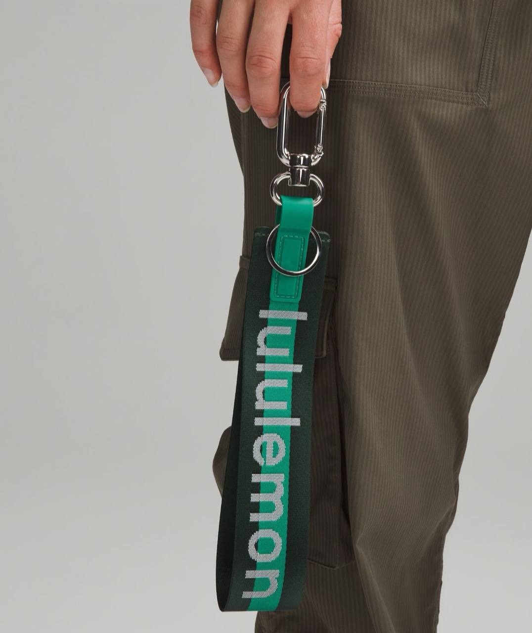 آویز سبز و مشکی Lululemon