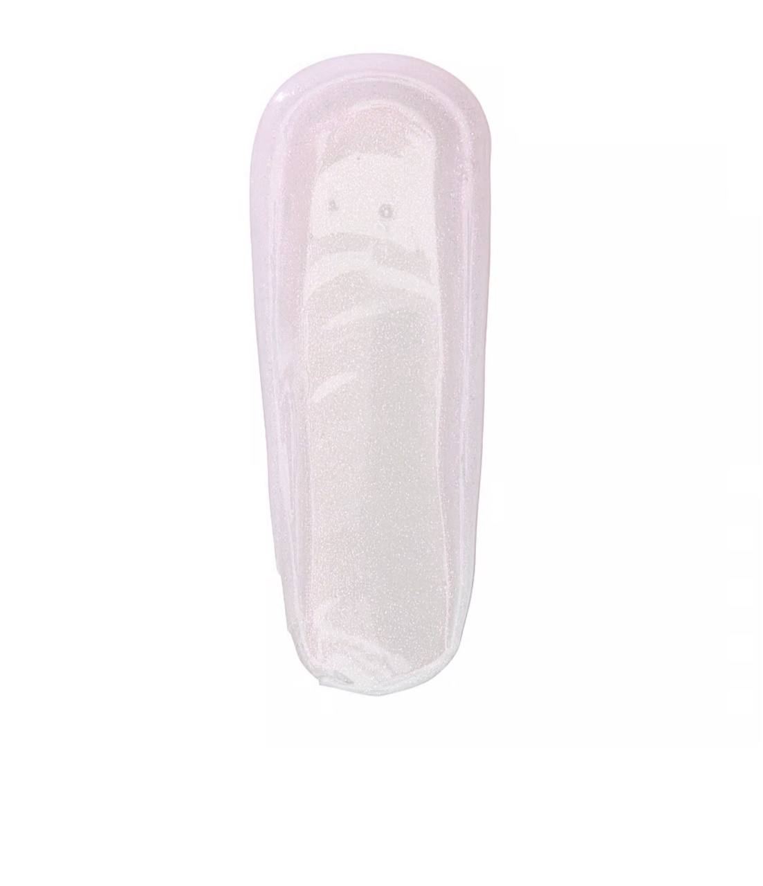 ویکتوریا سکرت برق لب Lustrous Mint — بافت و رنگ روی لب — دارامُد