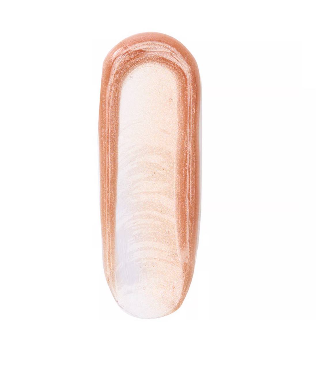 ویکتوریا سکرت برق لب Radiant Toffee با درخشش شاین‌دار روی لب — دارامُد