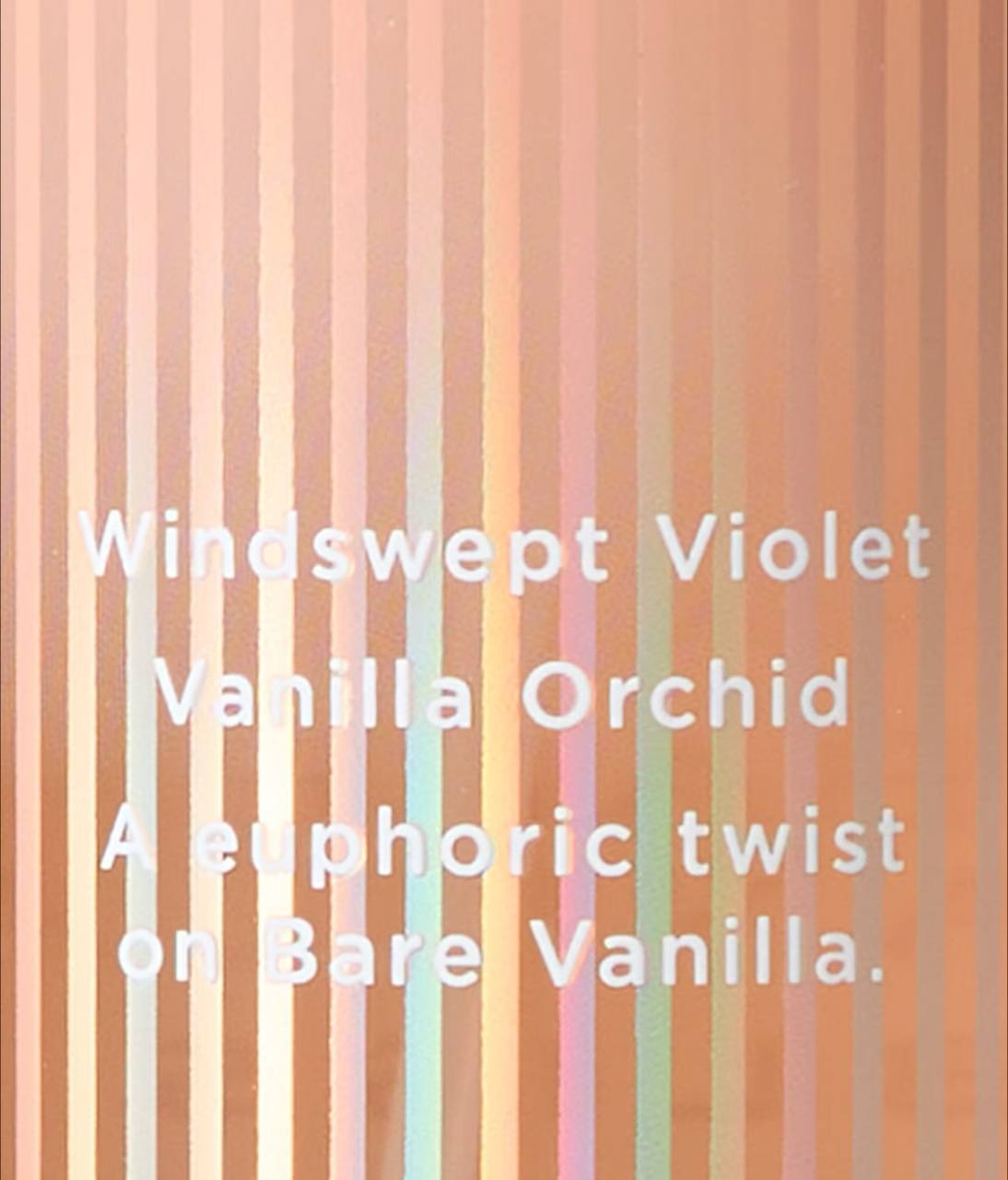 ویکتوریا سکرت Bare Vanilla bliss اسپری بدن، نمای نزدیک درپوش و برچسب — دارامُد