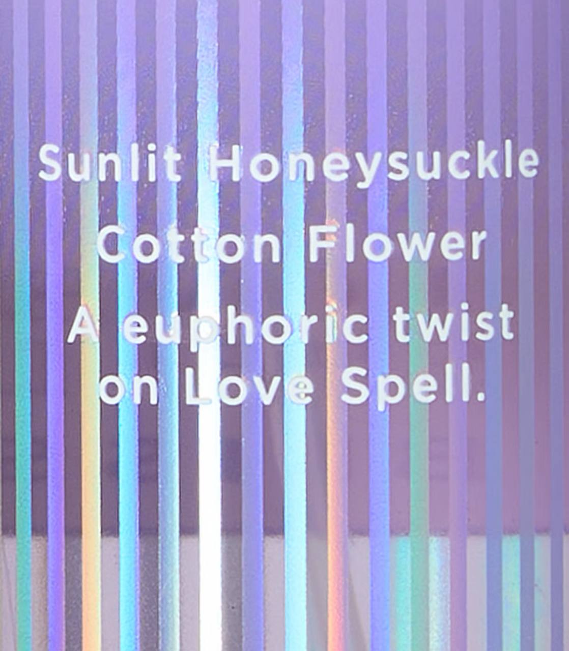 ویکتوریا سکرت Love Spell Bliss اسپری بدن، نمای نزدیک درپوش بطری — دارامُد