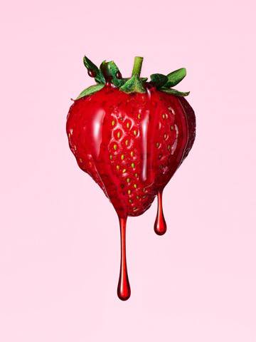پینک Juicy Strawberry بادی لوشن توت‌فرنگی، نمای کنار محصول — دارامُد